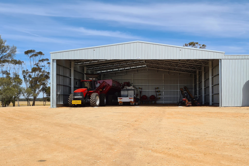 Machinery shed with outrigger