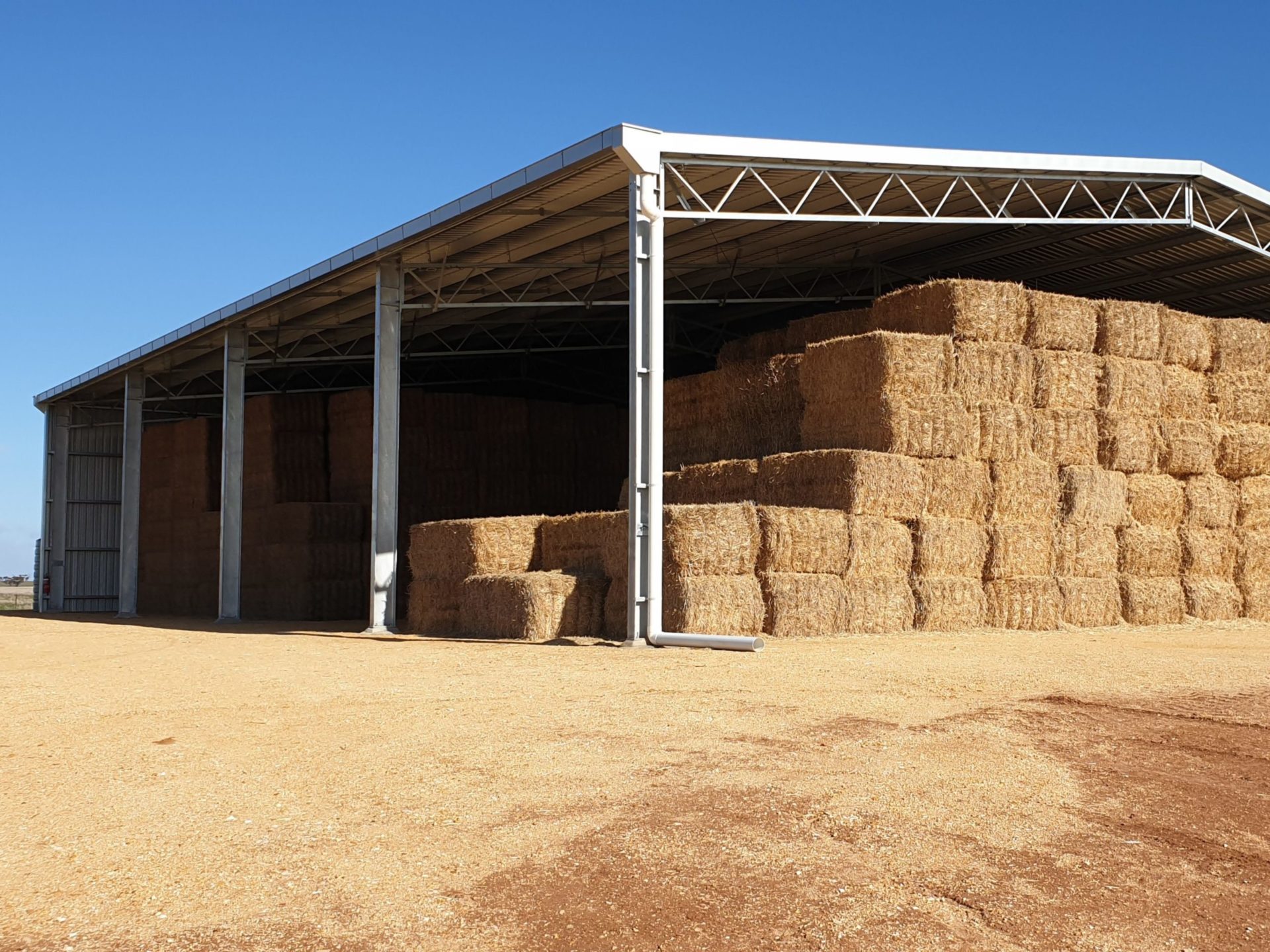 32m x 21m x 6m two-sided hay shed