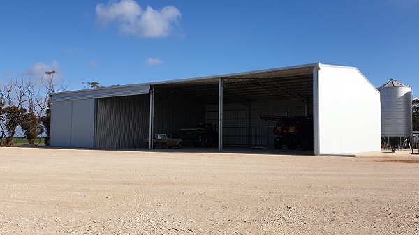 You are currently viewing A 32m x 21m machinery shed with enclosed bay