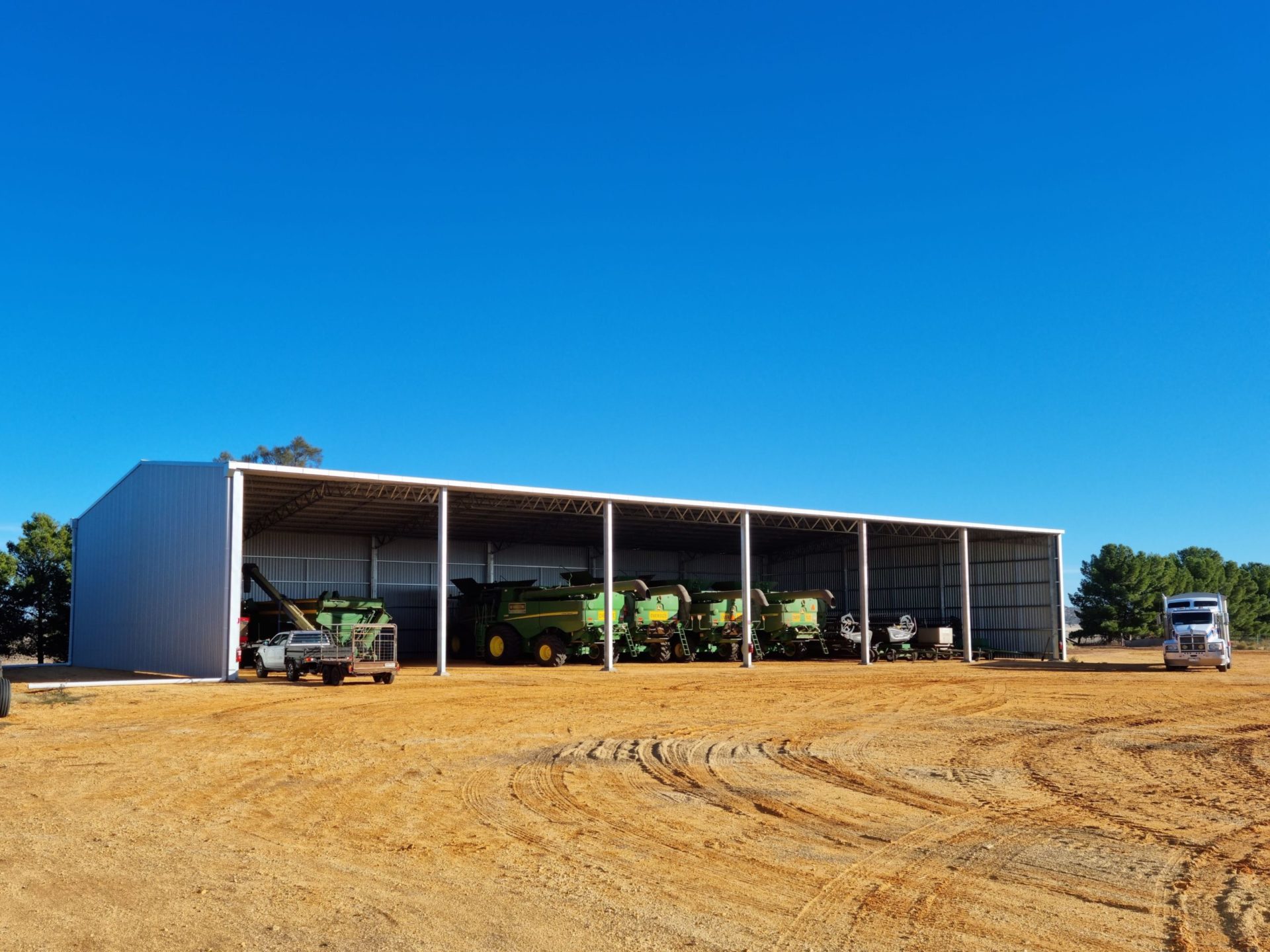 You are currently viewing 49.5m x 24m x 7.5m open-front machinery shed
