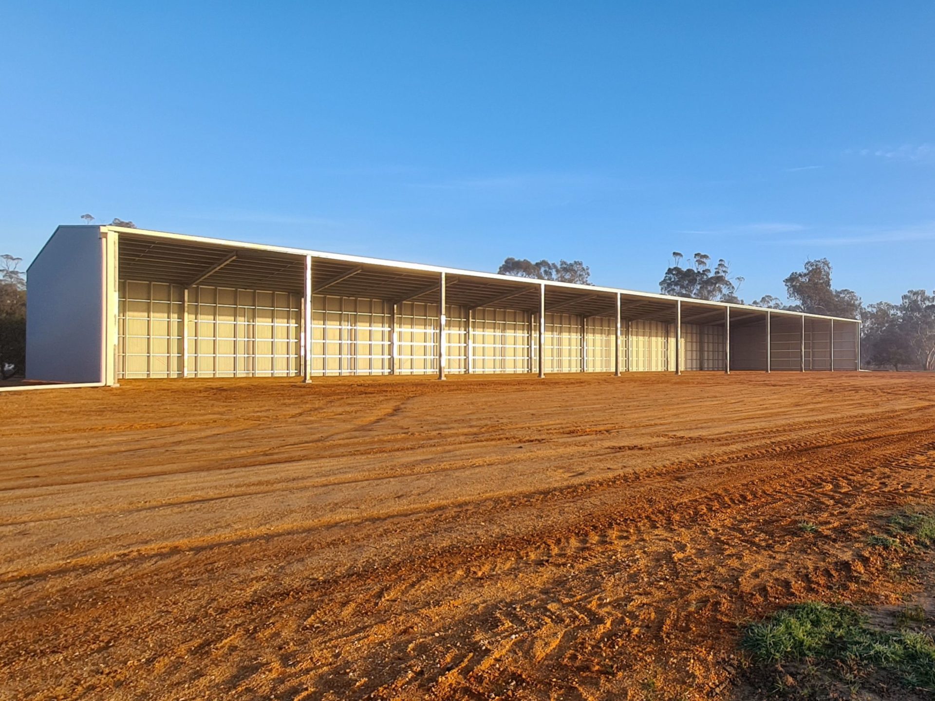 You are currently viewing 82.5m x 24m x 7.5m open-front hay shed