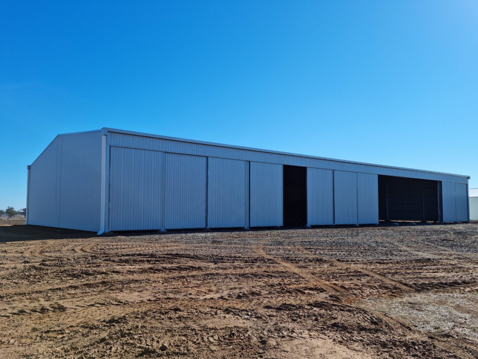 You are currently viewing 56m x 27m x 7m fully-enclosed machinery shed