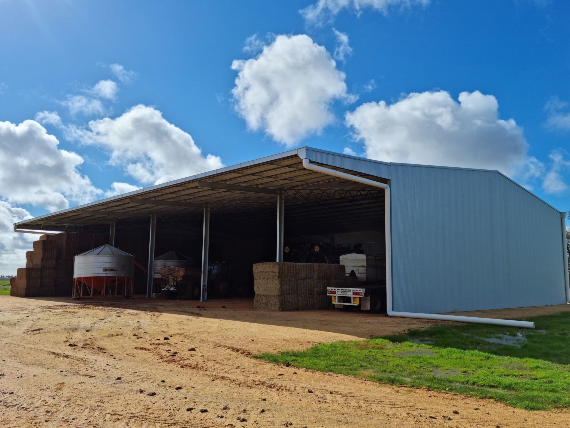 You are currently viewing 42.5m x 24m x 7.5m open-front hay shed with 6m canopy