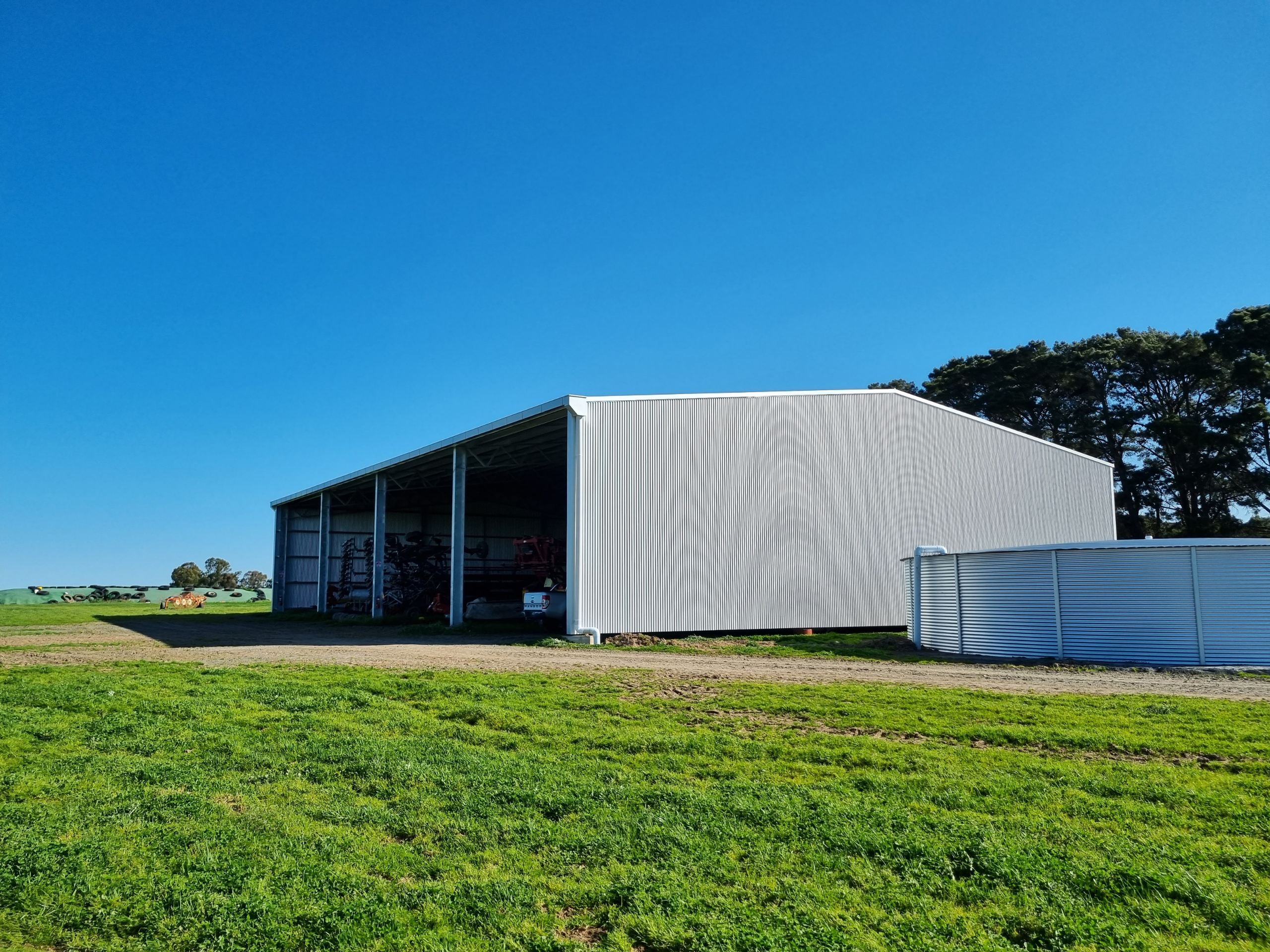 You are currently viewing 32m x 24m x 6m open-front machinery shed