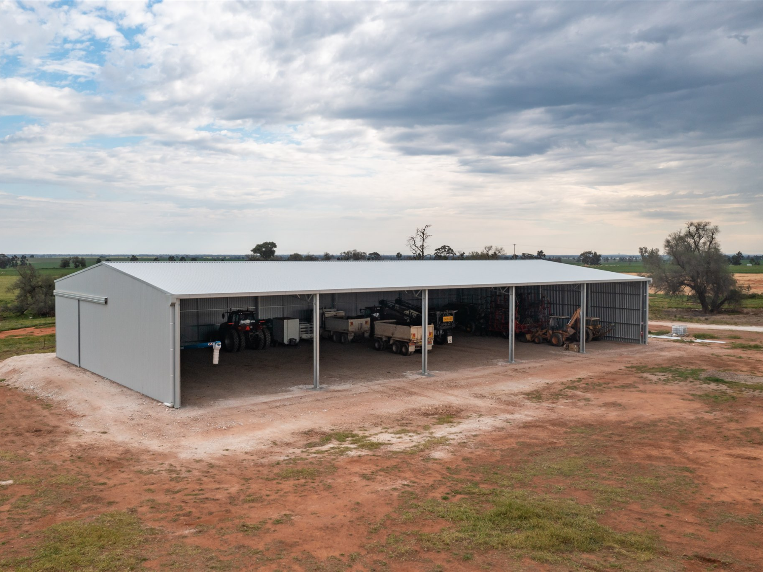 You are currently viewing 45m x 24m x 6m open-front machinery shed