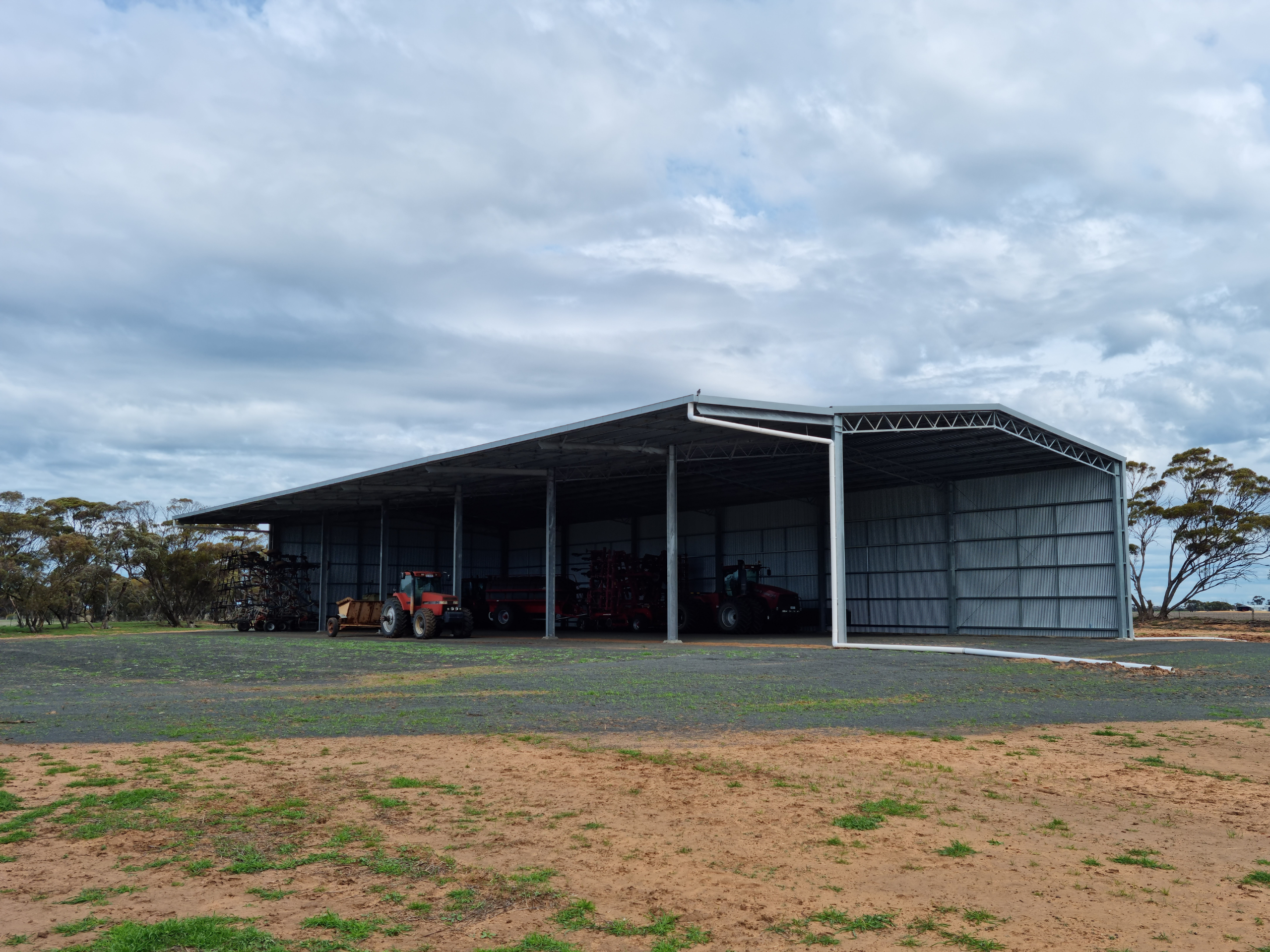 You are currently viewing 51m x 18m x 7.5m machinery shed with 6m canopy