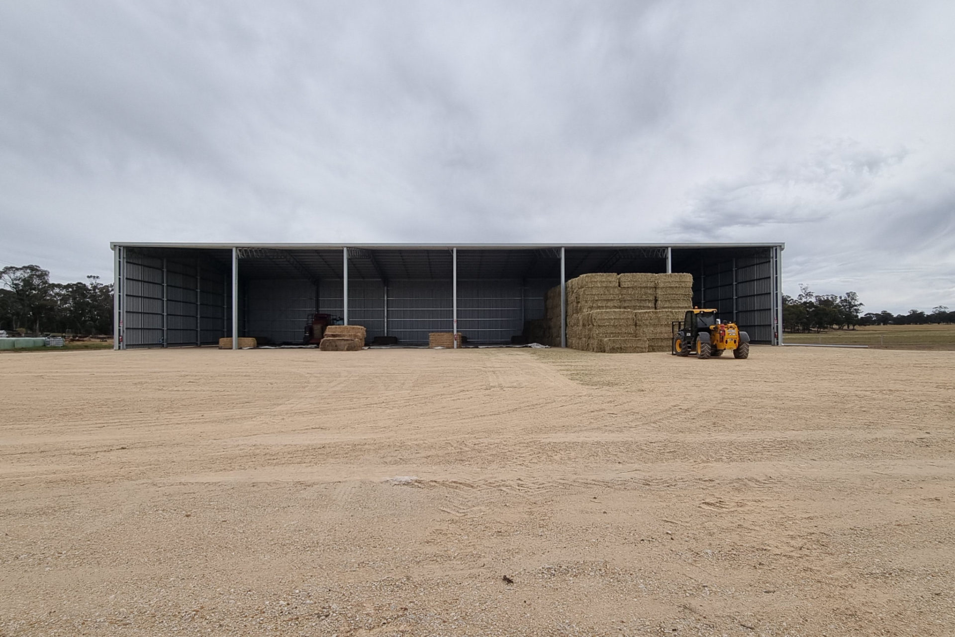 You are currently viewing 51m x 27m x 8m hay shed