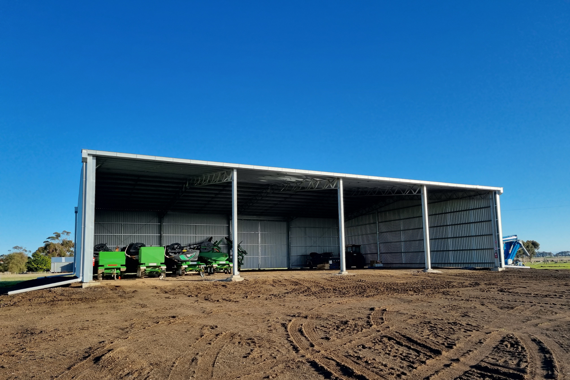 You are currently viewing 32m x 24m x 6.75m open-front machinery shed