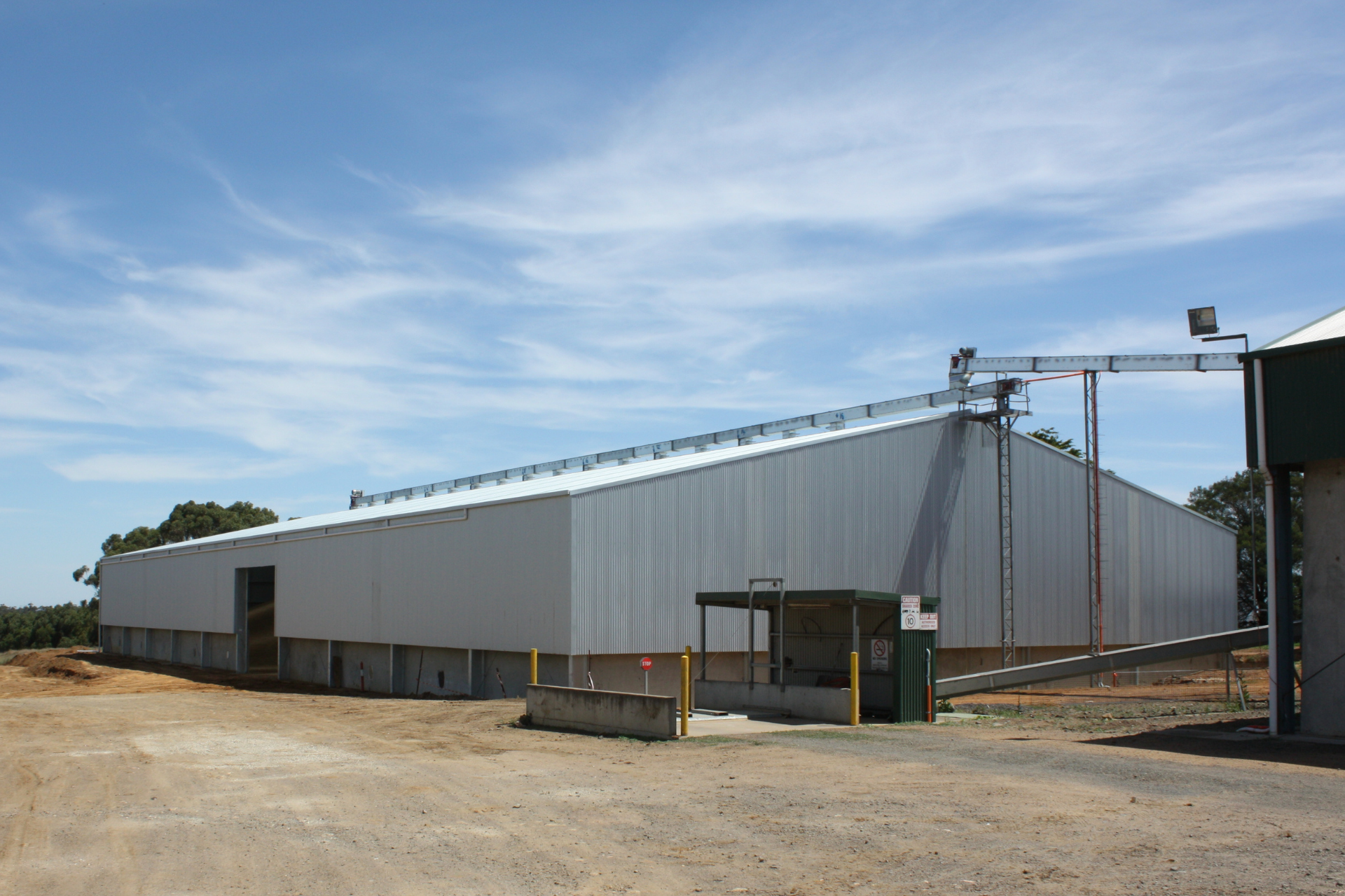 You are currently viewing 60m x 30m x 6m grain shed with overhead loading system