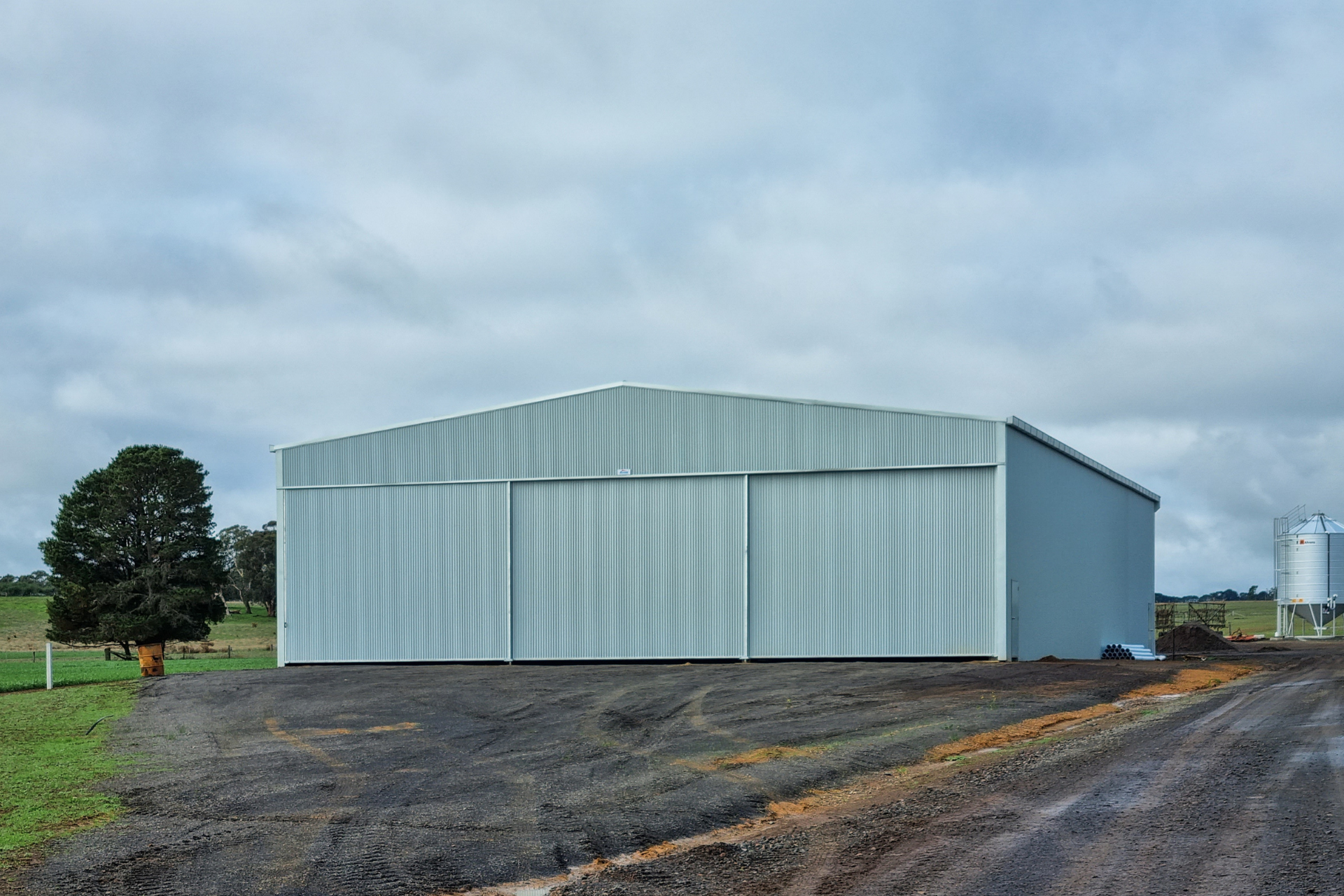 You are currently viewing 32m x 21m x 6.3m fully enclosed machinery shed