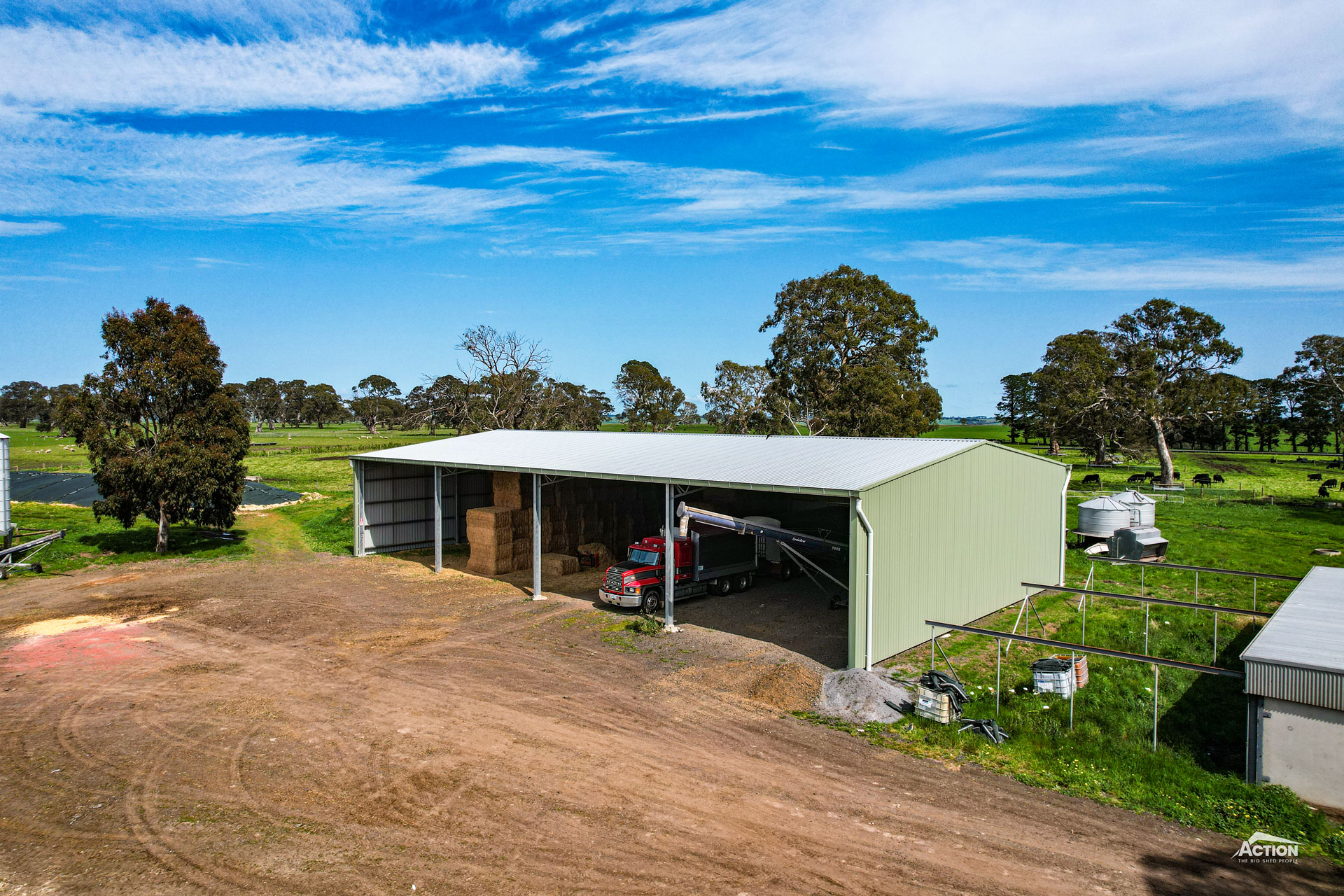 You are currently viewing 34m x 21m x 6m hay shed