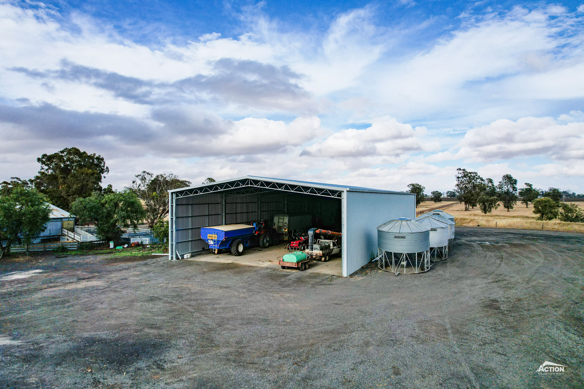 42.5m x 18m x 6.75m machinery shed - Drone photo