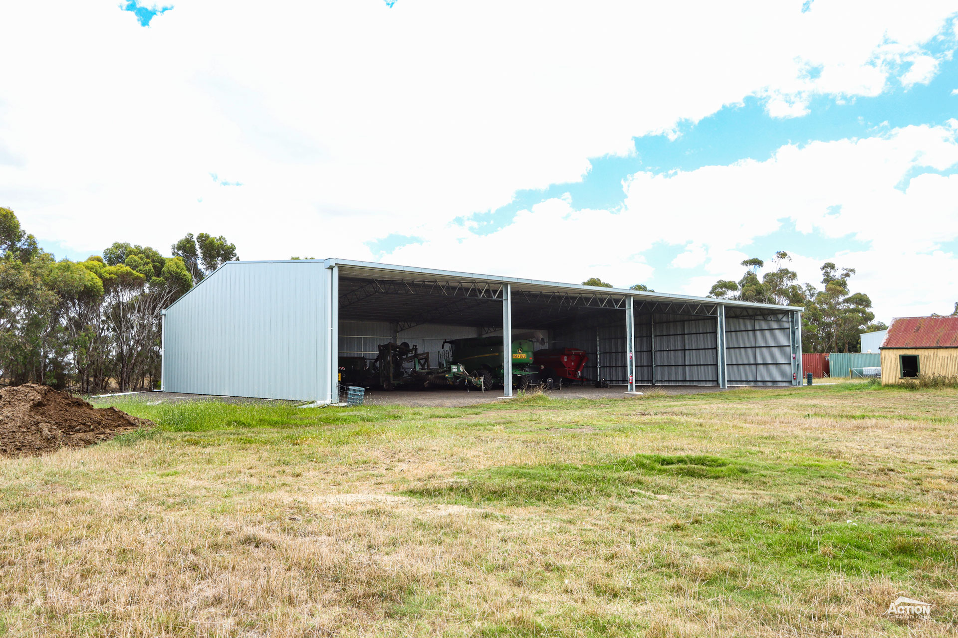 Read more about the article 40m x 27m x 6m machinery shed