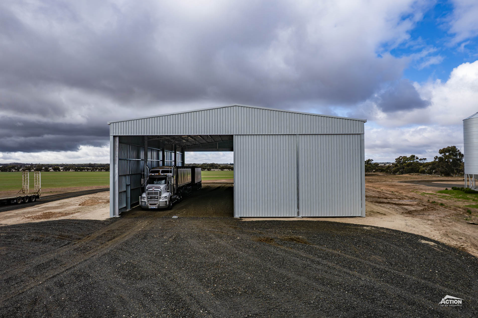 Fully enclosed standard machinery shed with drive through gables